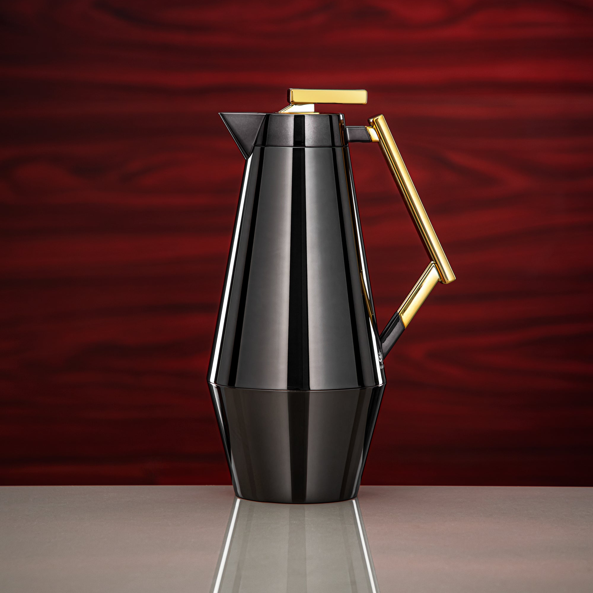 طقم ترامس المرجان 0.7 لتر و1 لتر باللون الأسود المطفي والذهبي