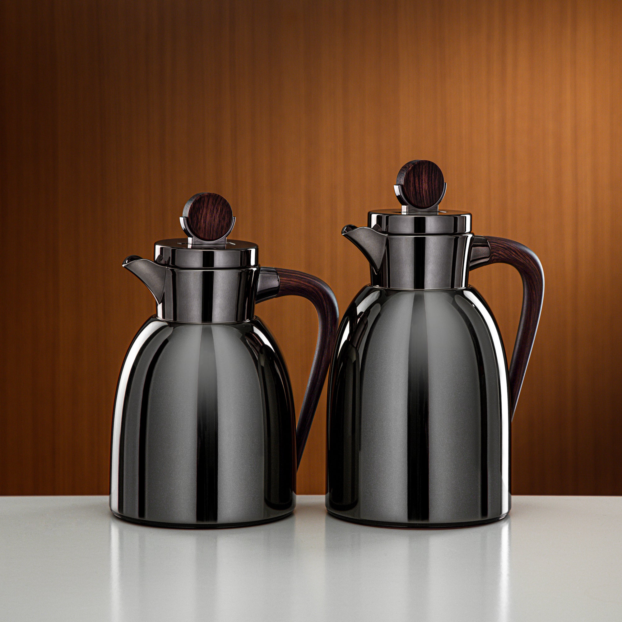 طقم ترامس المرجان 0.7 لتر و1 لتر بلون أسود فحمي وخشب داكن