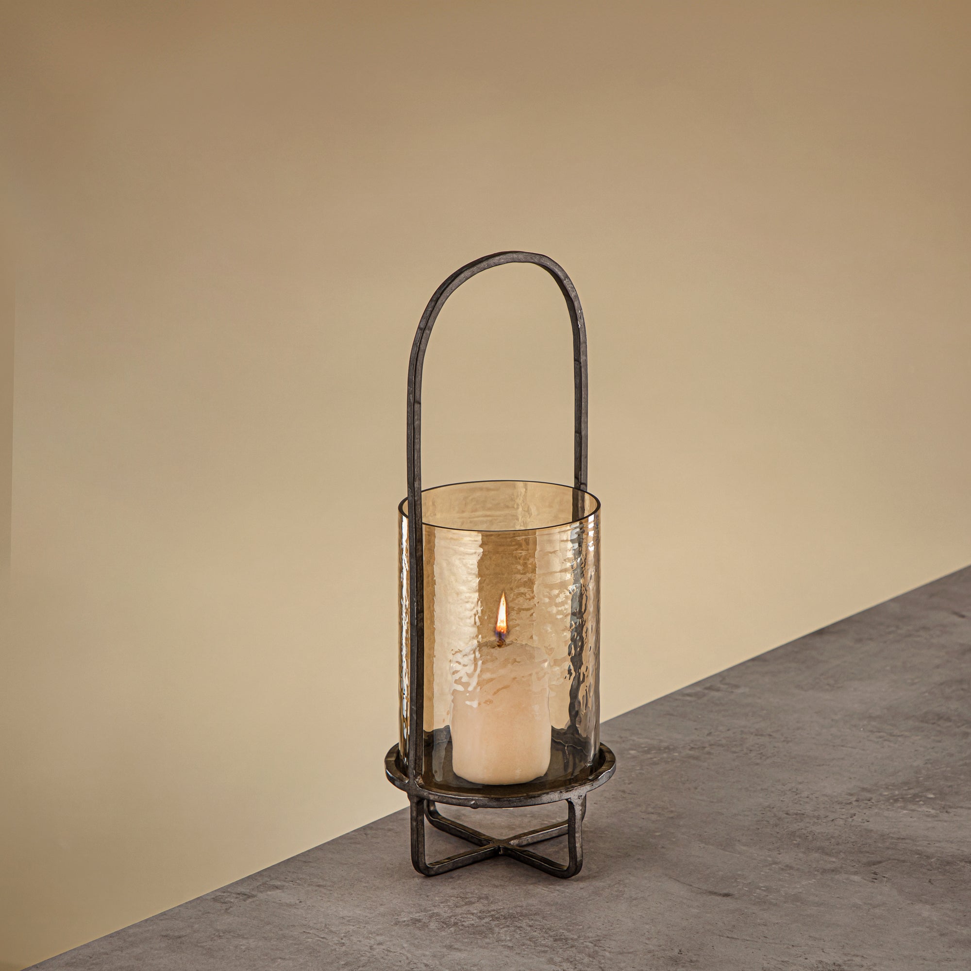 Almarjan Miles Hurricane Lantern Hammered Copper Brown Glass 13.5x13.5x36 CM Vintage Silver Stand (GMT2960004)