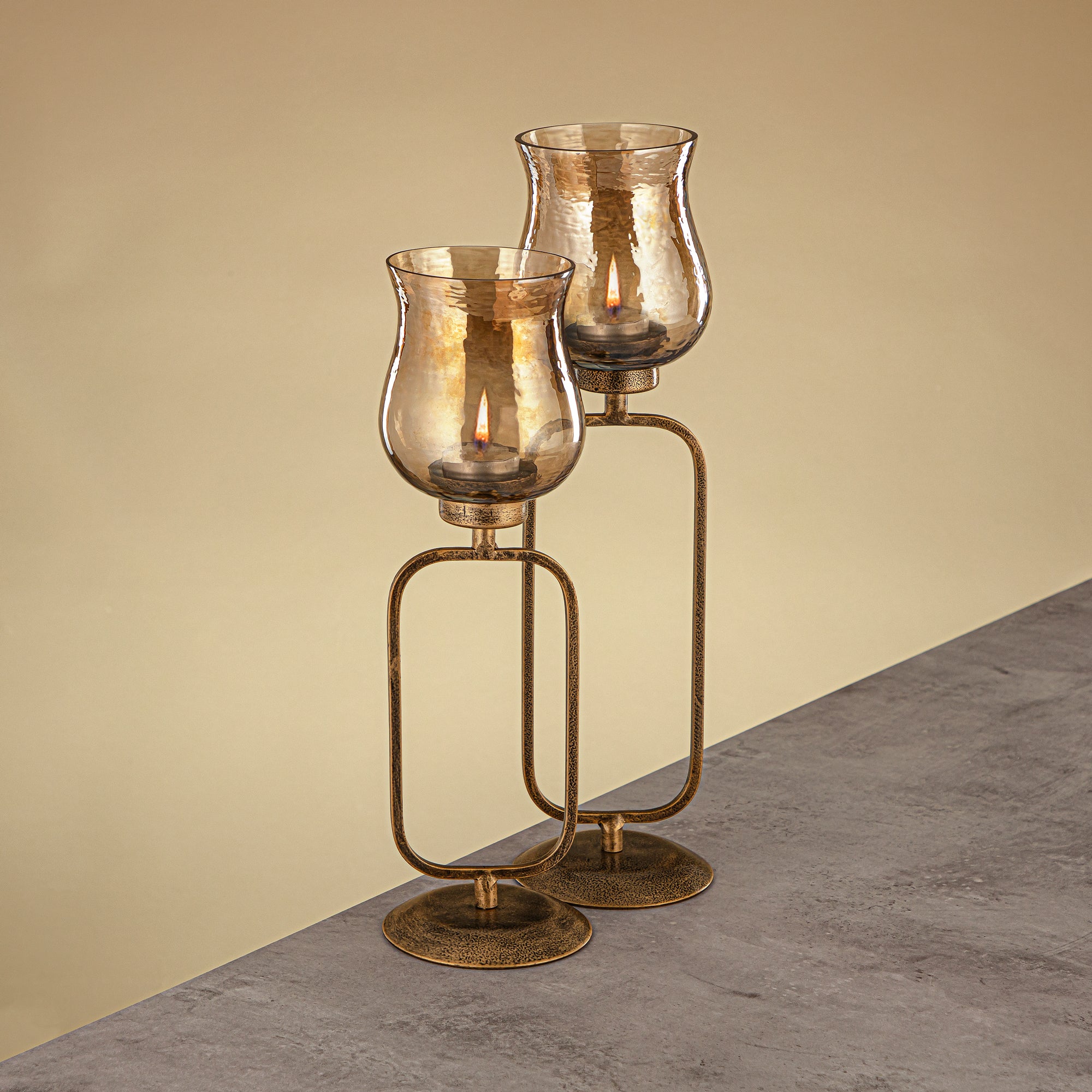 حامل شموع العنصر المرجان نحاس مطروق زجاج بني 11x11x41 سم حامل ذهبي عتيق (GMT2960013)