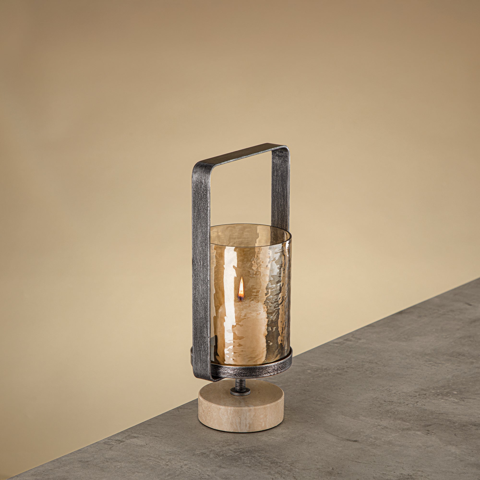 فانوس إعصار المرجان كالون نحاس مطروق زجاج بني 15.5x12.5x32.5 سم قاعدة رمادية مصقولة وترافرتين (GMT2960028)