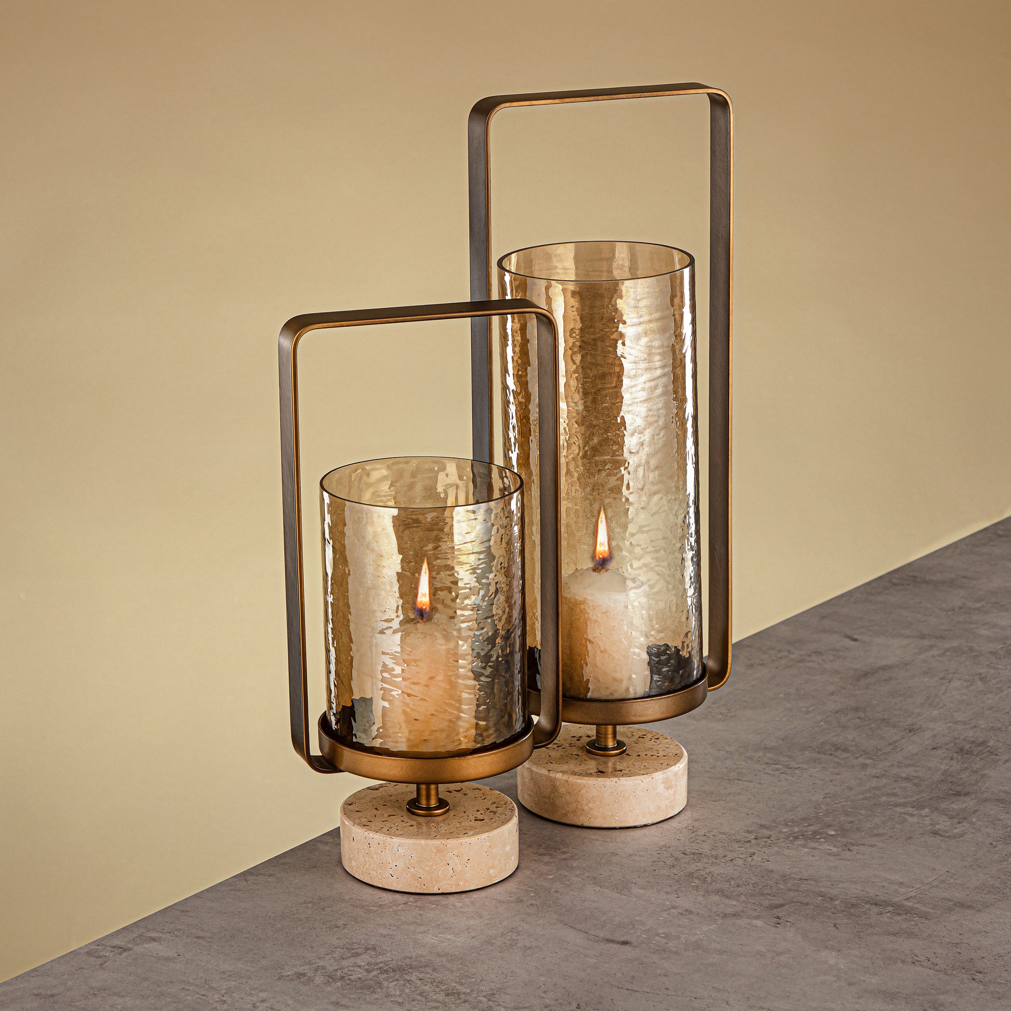 فانوس إعصار المرجان كالون نحاس مطروق زجاج بني 16x10.5x43.5 سم قاعدة ذهبية مصقولة وترافرتين (GMT2960031)