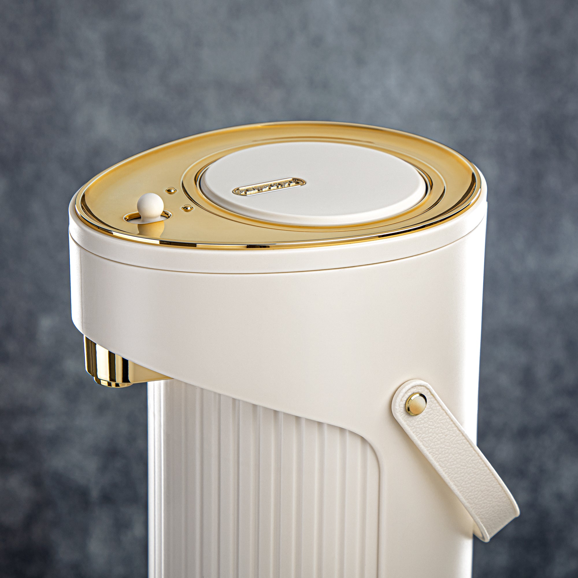 ترمس المرجان سعة 2.2 لتر مزود بمضخة. باللون العاجي والذهبي - SM-2417A-220 IV/G