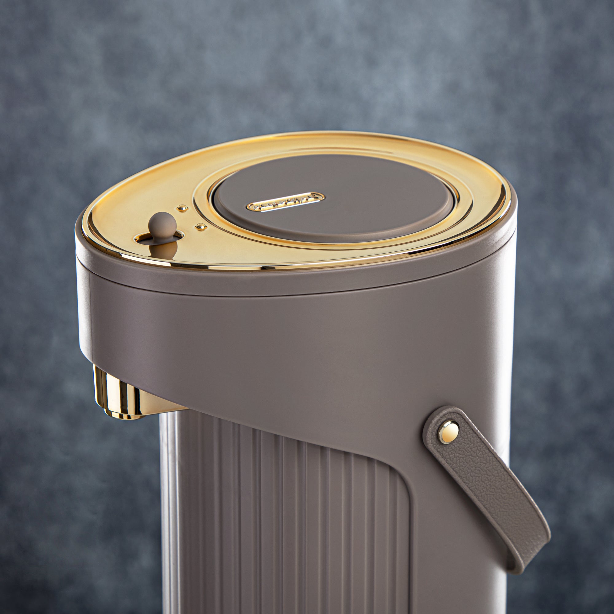 ترمس المرجان سعة 2.2 لتر مزود بمضخة. باللون الرمادي الدافئ والذهبي - SM-2417A-220 WG/G