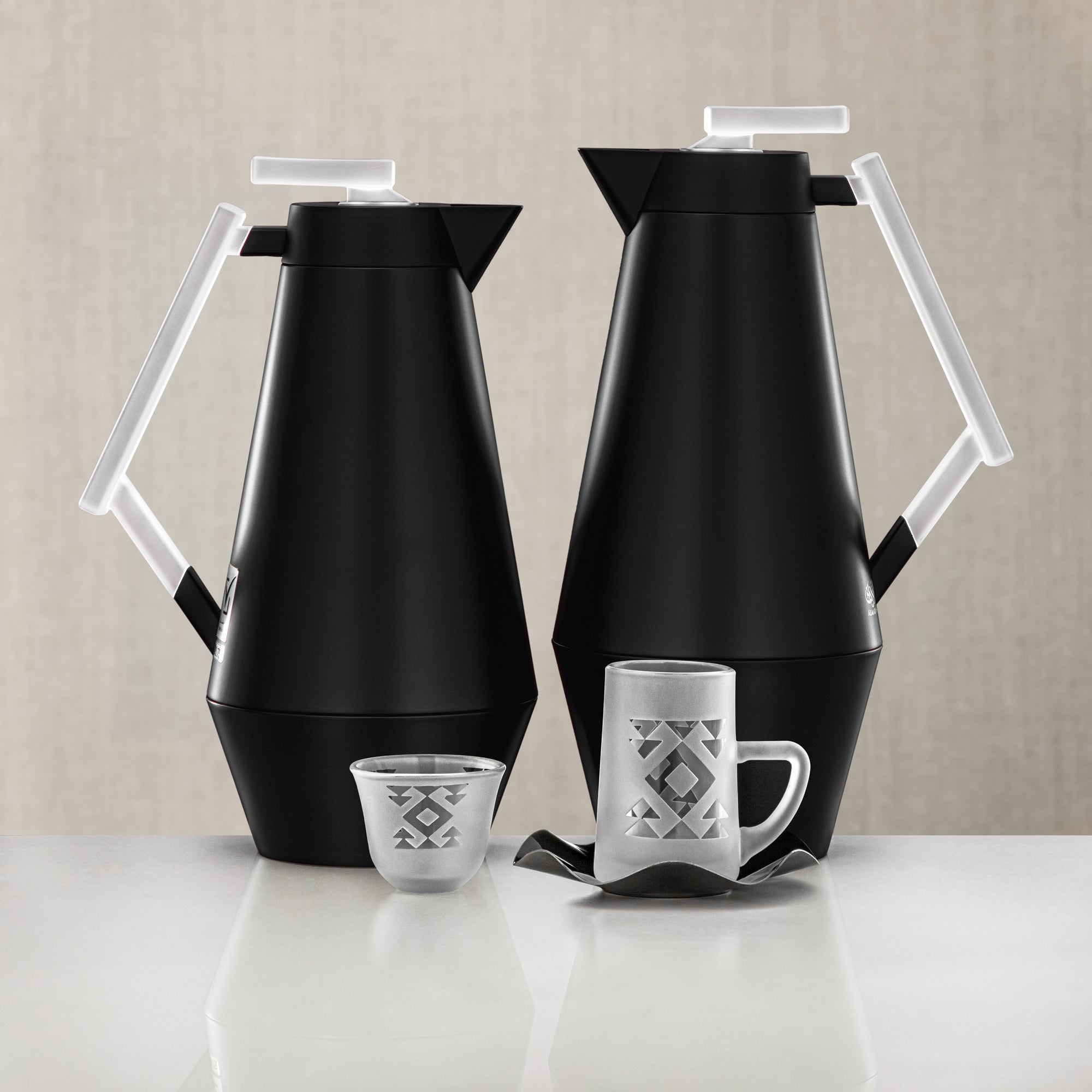 طقم الترمس والشاي المرجان 20 قطعة باللون الأسود المطفي مع لمسات فروست